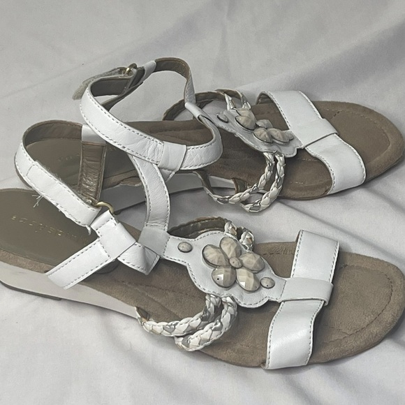 Easy Spirit White Adjustable Strap Floral Beaded Wedge Sandals Size 7 - Picture 4 of 10
